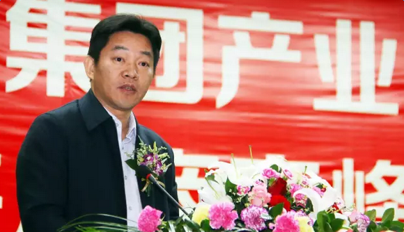 在当天上午召开的会议中,吐鲁番市委常委汤红杰和中泰集团党委副书记